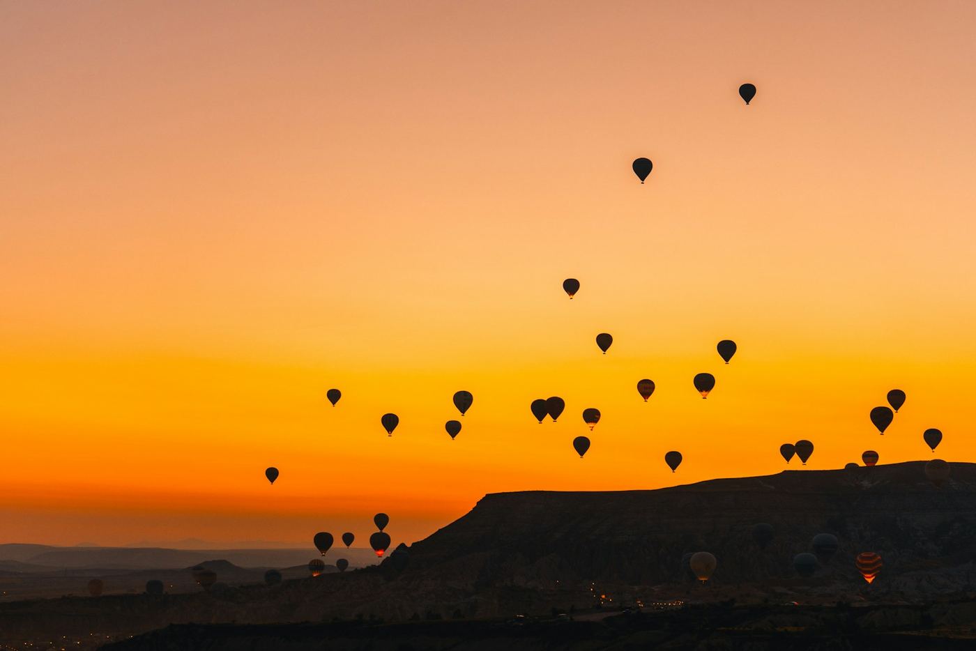 Kapadokya'da gün doğumunda sıcak hava balonları