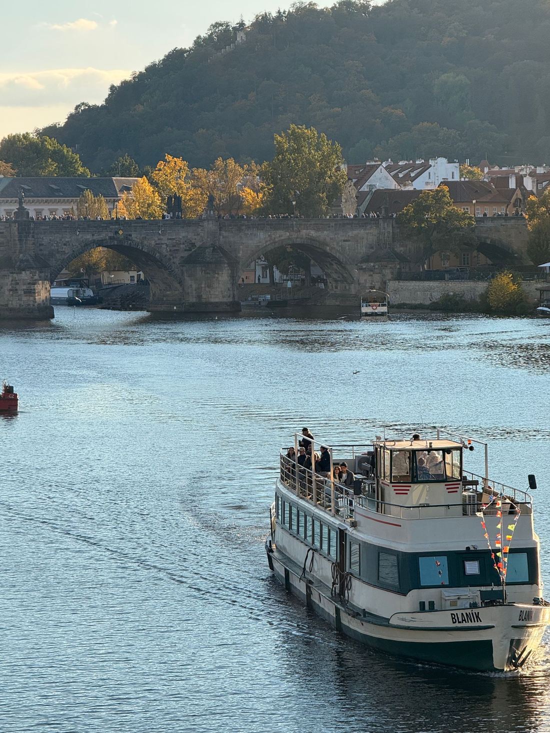 Prag'da Vltava Nehri ve Karlův Köprüsü